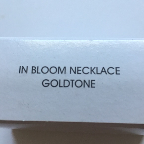 AVON Signature Collection In Bloom Necklace - Picture 3 of 5